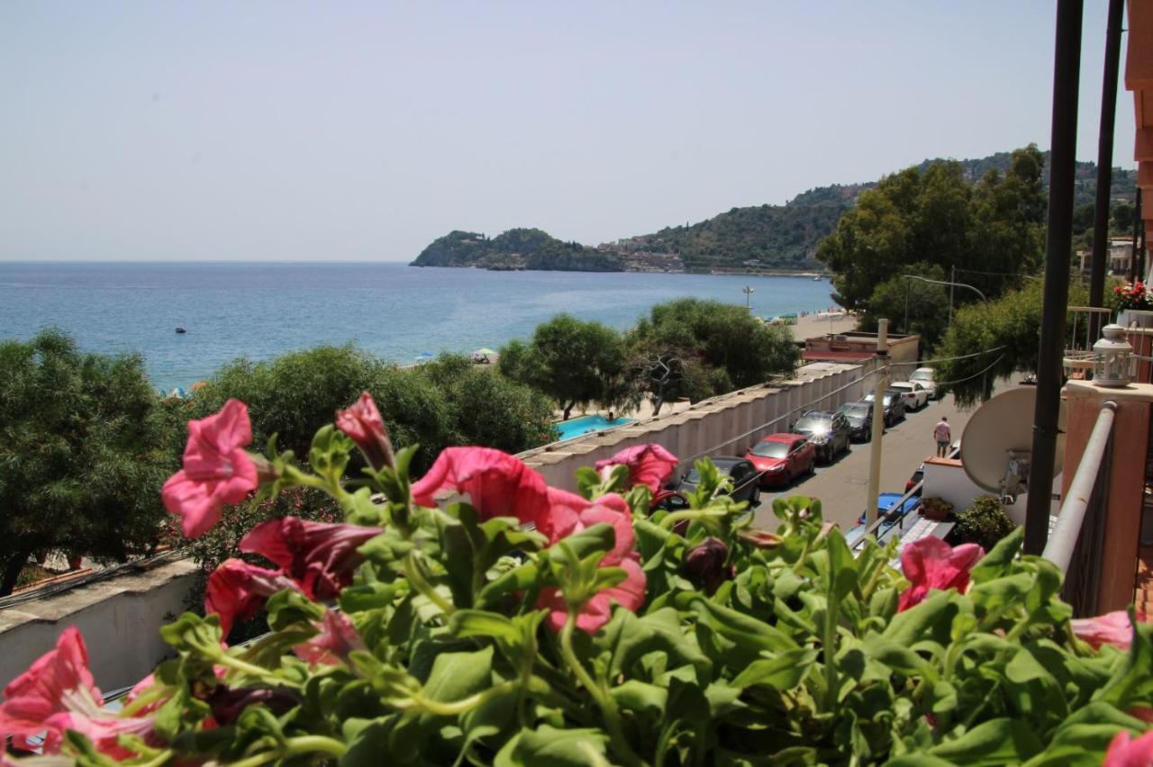 Poseidone Sea Apartment Taormina Маццео Екстер'єр фото